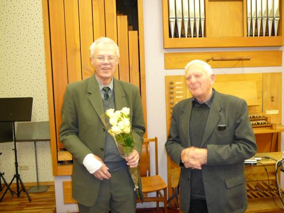 Nuotraukoje: prof. R. Karazija (kairėje) ir draugijos tarybos pirmininkas prof. A. Gurskas.