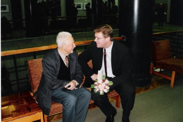 Čekijos Respublikos ambasadoriaus S. Fülle ir A. Končiaus pokalbis. Vilnius, 2000 m.