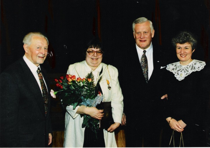 A.Vlčkovos apdovanojimo Lietuvos Didžiojo Kunigaikščio Gedimino ordino Riterio kryžiumi ceremonija. Iš kairės: A. Končius, A. Vlčkova, Prezidentas A. Brazauskas, Čekijos Respublikos ambasadorė J. Jeslinkova, 1996 m.