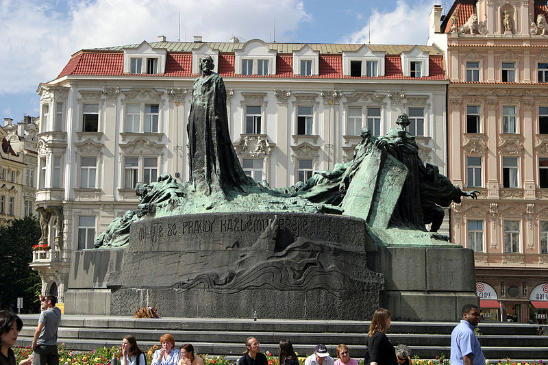 800px-Prague_hus_statue
